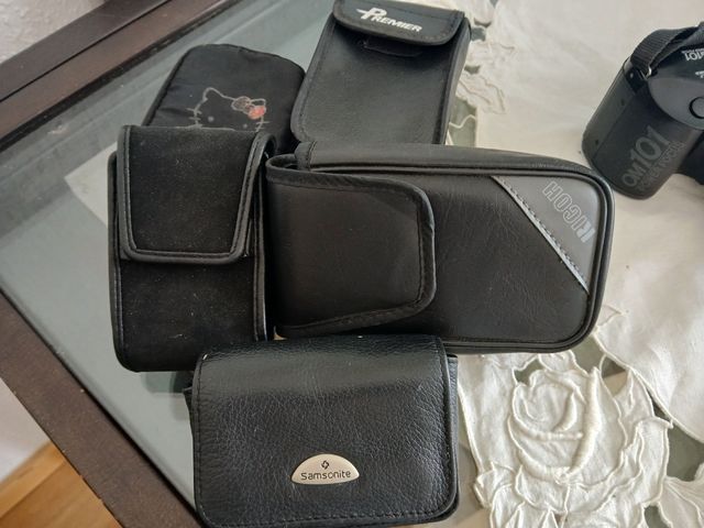 Olympus OM101 Cámara Negra y 6 cámaras pequeñas