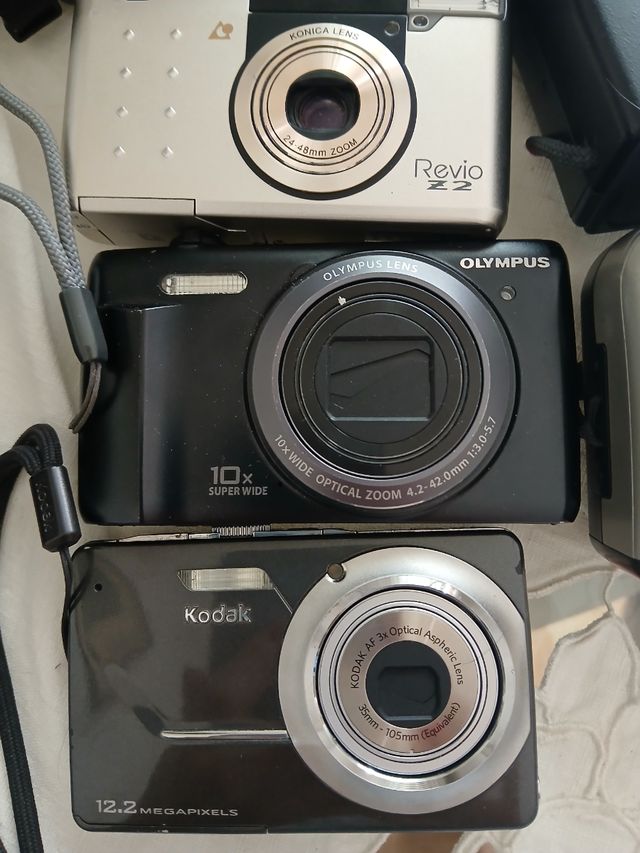 Olympus OM101 Cámara Negra y 6 cámaras pequeñas