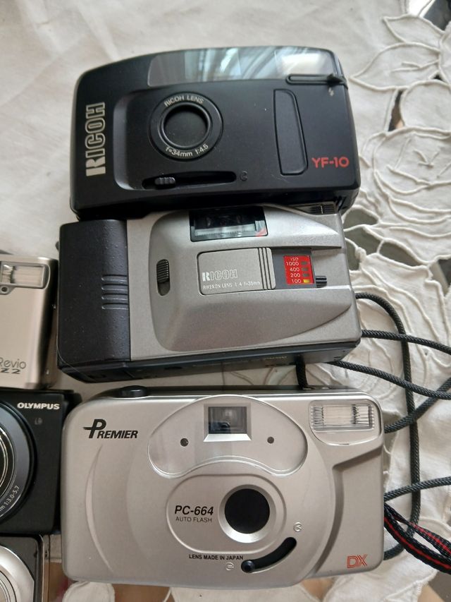 Olympus OM101 Cámara Negra y 6 cámaras pequeñas