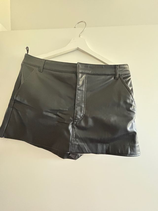 Falda pantalón cuero Zara negra