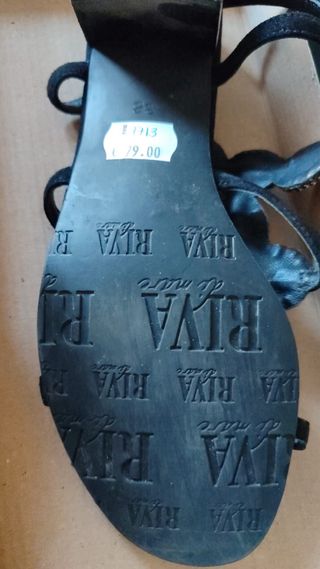 Sandalias Riva Negras Adornadas