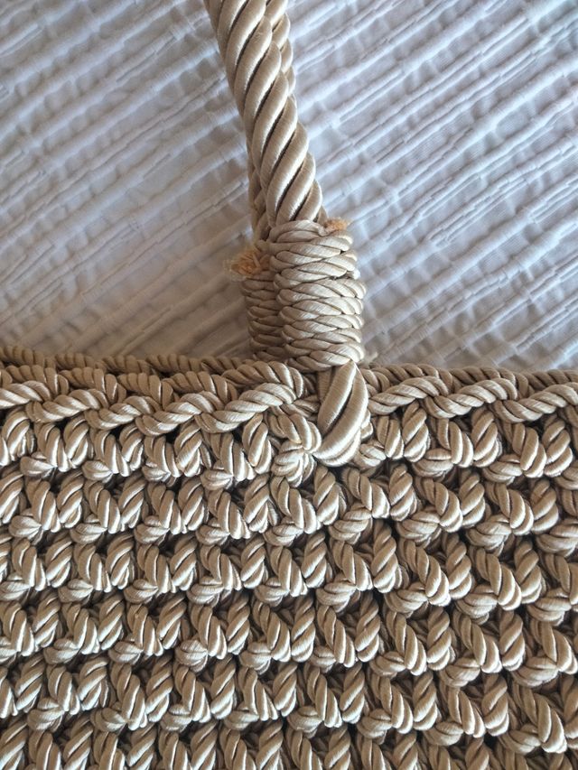 Bolso de mano trenzado beige