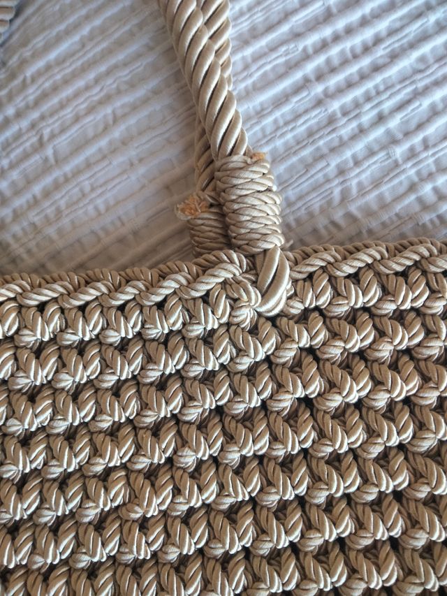 Bolso de mano trenzado beige