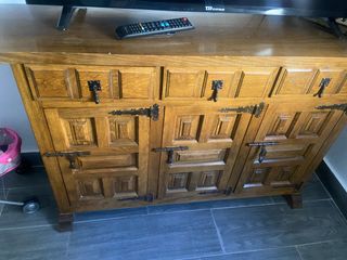Mueble de madera antiguo con herrajes