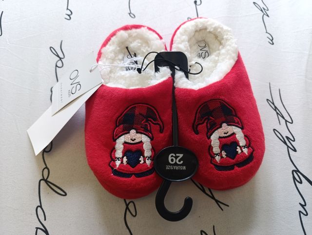 Zapatillitas rojas con gnomos talla 29