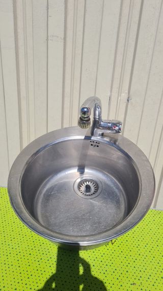 Fregadero de acero inoxidable con grifo