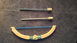 Arco de juguete de madera con flechas