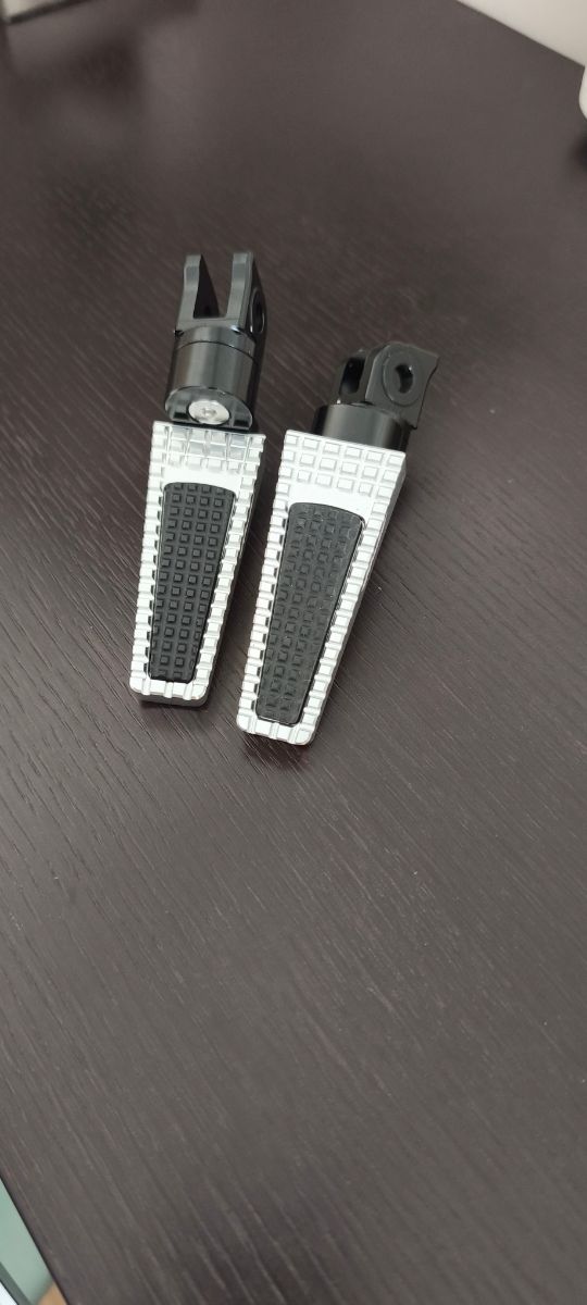 Estriberas de moto plateadas