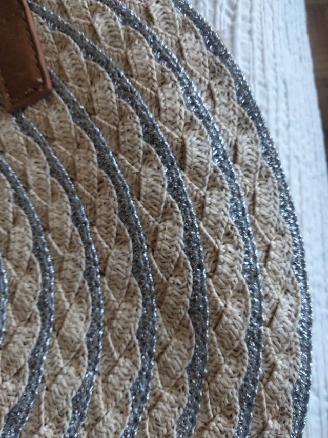 Bolso de rafia redondo beige y plateado