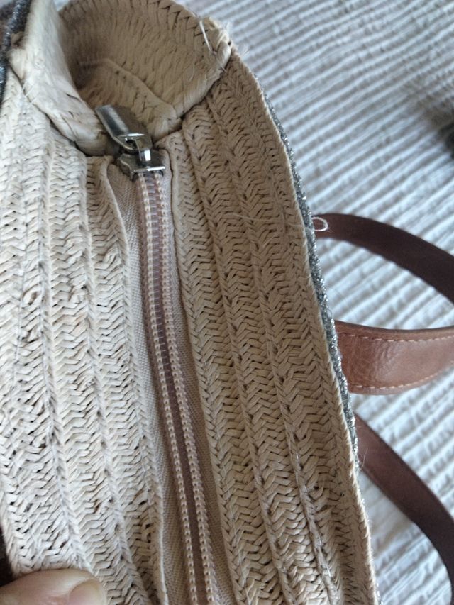 Bolso de rafia redondo beige y plateado