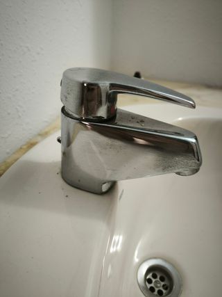 Mueble de baño con grifo