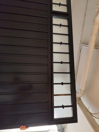 Puerta de garaje metálica negra