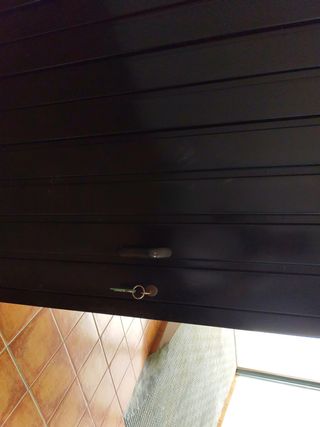 Puerta de garaje metálica negra