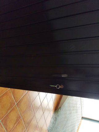 Puerta de garaje metálica negra