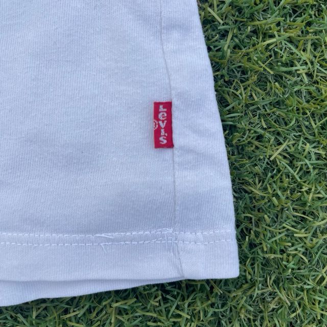 Camiseta blanca con logo militar de Levis