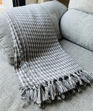 Manta sofá algodón gris-blanca