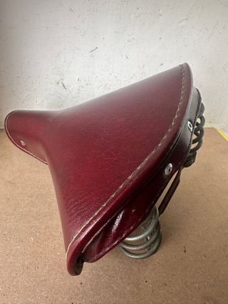 Sillín de bicicleta vintage rojo