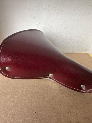 Sillín de bicicleta vintage rojo