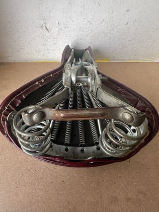 Sillín de bicicleta vintage rojo