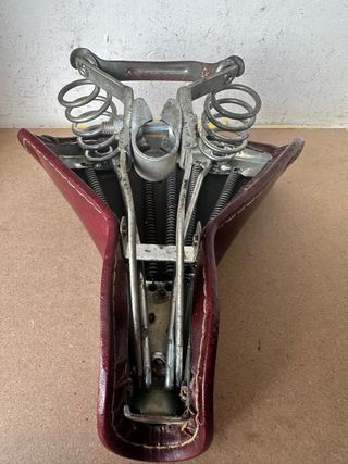 Sillín de bicicleta vintage rojo