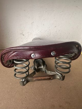 Sillín de bicicleta vintage rojo