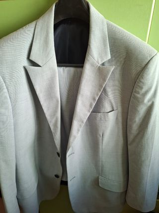 Traje azul celeste ,la talla de la chaqueta es 56