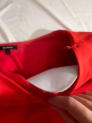 Blusa roja de un hombro con volantes