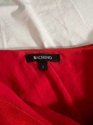 Blusa roja de un hombro con volantes