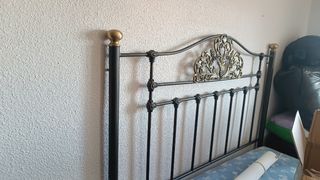 Cabecero de forja negro y dorado