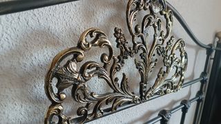 Cabecero de forja negro y dorado