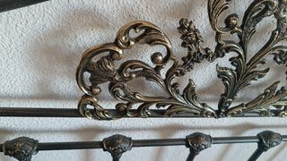 Cabecero de forja negro y dorado