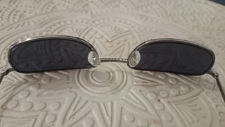 Gafas de sol grises y negras