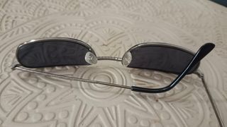 Gafas de sol grises y negras