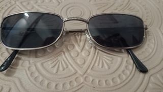 Gafas de sol grises y negras