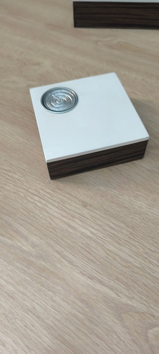 Centro de velas de madera wengue y blanco