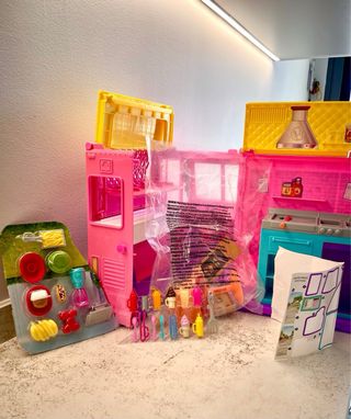 Barbie Restaurante Hermanas con 3 Muñecas