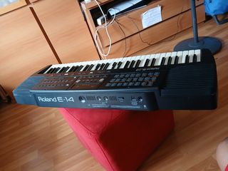 Teclado Roland E-14