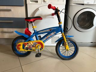 Bicicleta infantil azul en buen estado