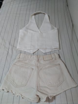 Pull&Bear Shorts & Blusa blanca