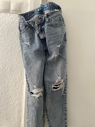 Pantalón vaquero desgastado