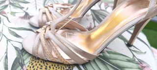Zapatos de tacón beige y dorado talla 38 piel