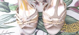 Zapatos de tacón beige y dorado talla 38 piel