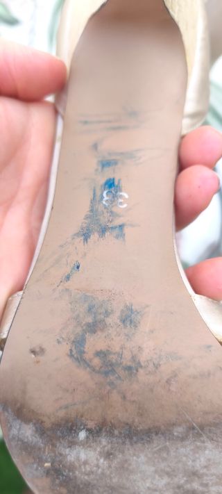 Zapatos de tacón beige y dorado talla 38 piel