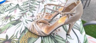 Zapatos de tacón beige y dorado talla 38 piel
