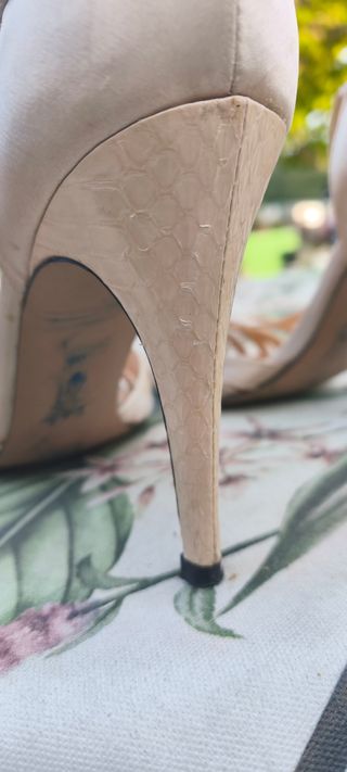 Zapatos de tacón beige y dorado talla 38 piel