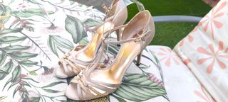 Zapatos de tacón beige y dorado talla 38 piel