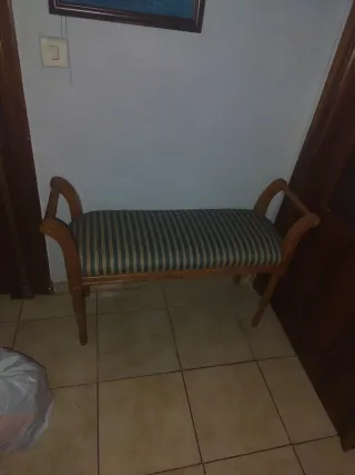 Sillón de madera con tapicería de rayas