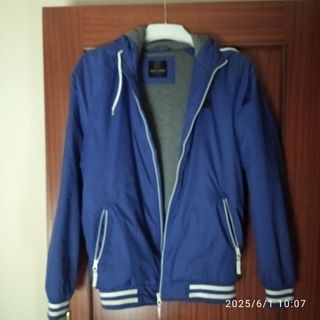 Chaqueta deportiva azul y gris