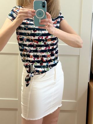 Conjunto falda vaquera blanca y blusa rayas