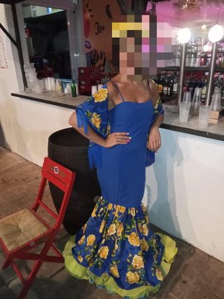 Vestido de flamenca azul con flores amarillas